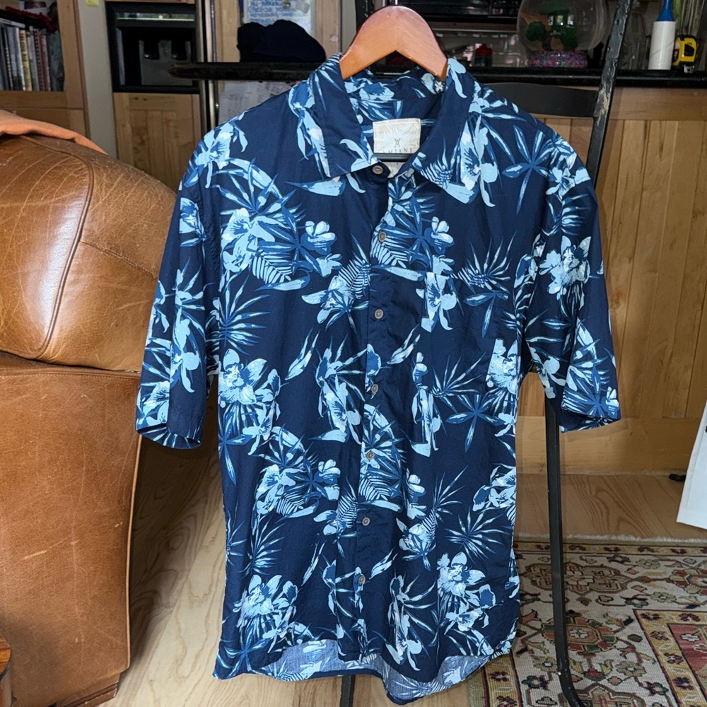 Men’s, Amiani, Blue Floral 100% Cotton short Sleeve Button Up Shirt. Large